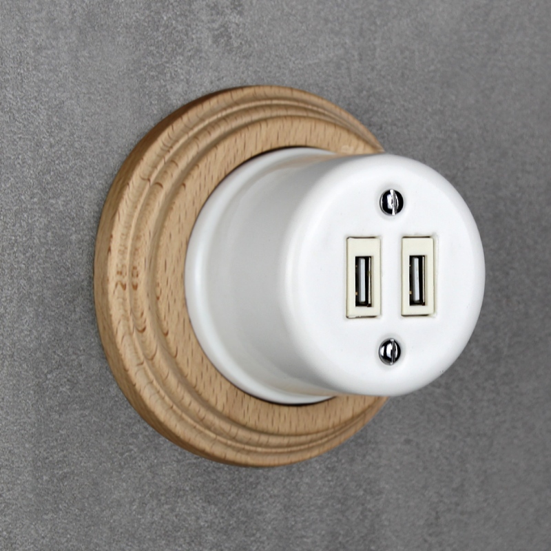 Bílá nástěnná USB zásuvka RETRO KERAMIK v dřevěném rámečku - světlé dřevo