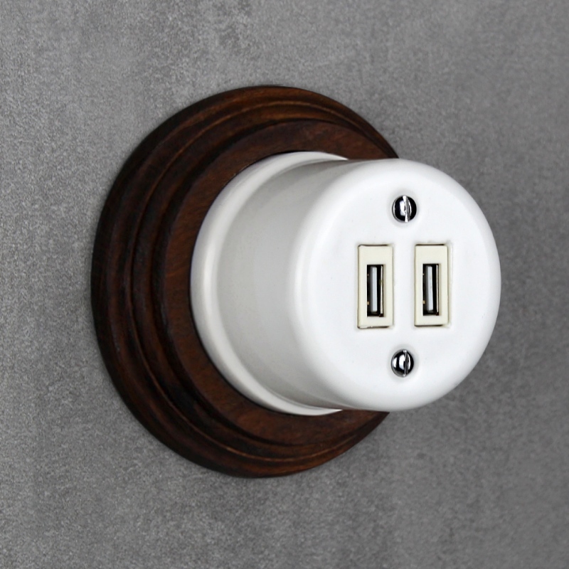 Bílá nástěnná USB zásuvka RETRO KERAMIK v dřevěném rámečku - tmavé dřevo