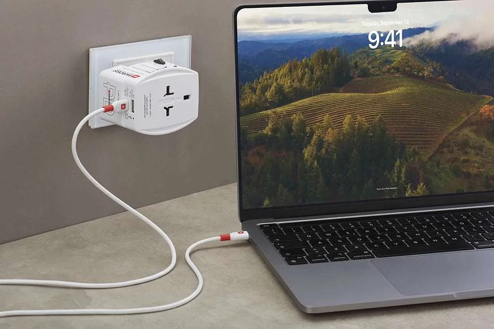 Univerzální cestovní adaptér SKROSS MUV USB AC30PD